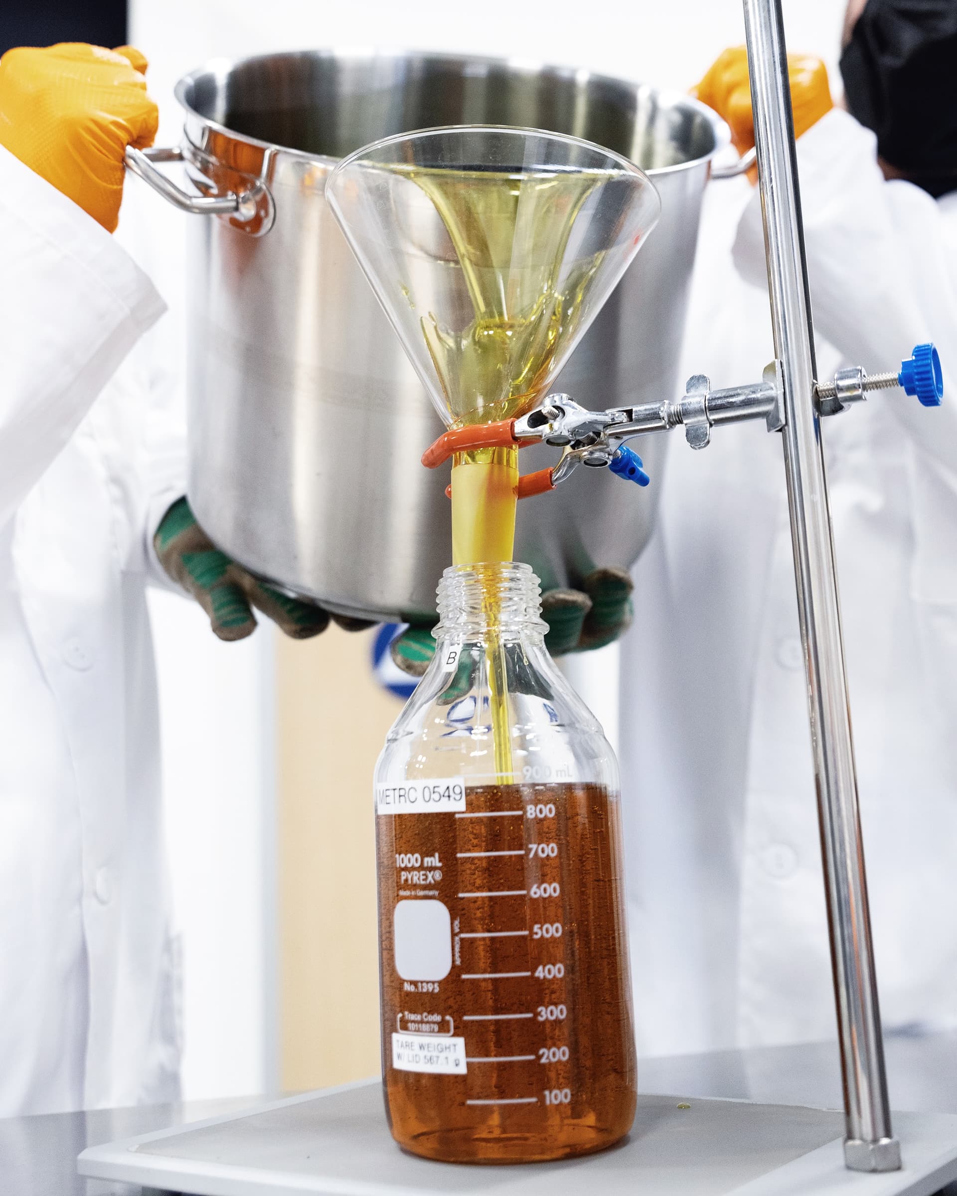 Cannabis Distillate Viscosity Chart: How Oil Thickness Dictates Vape Hardware Choice